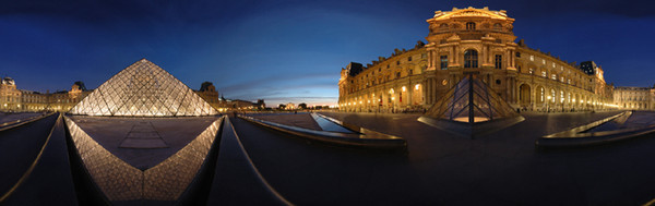 Vue Panoramique De La Pyramide Du Louvre